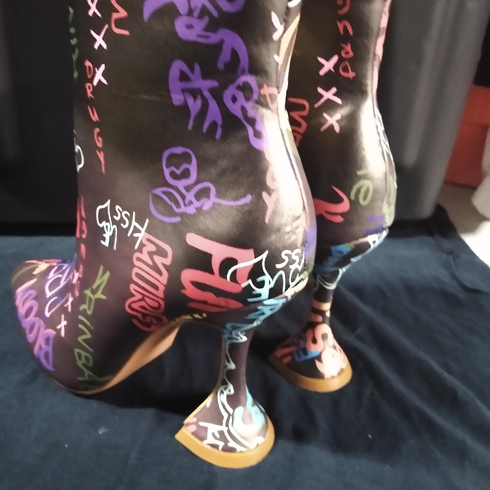 Boots - Picture 4 of 10